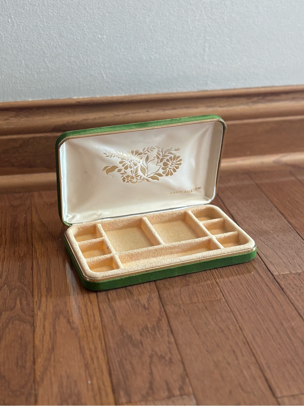 Vintage Green Velvet Hinge Closure Jewelry Case